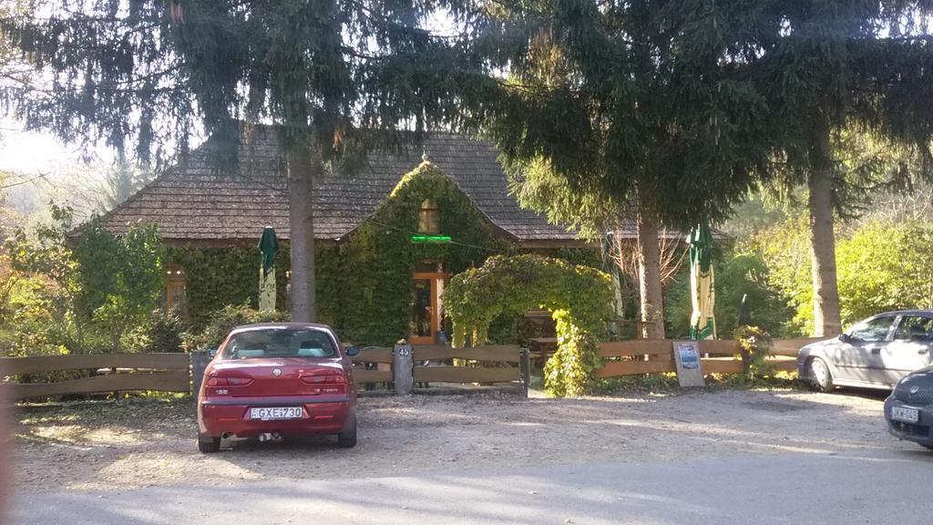 Vadszolo Szallo Es Etterem Bakonybél Екстериор снимка